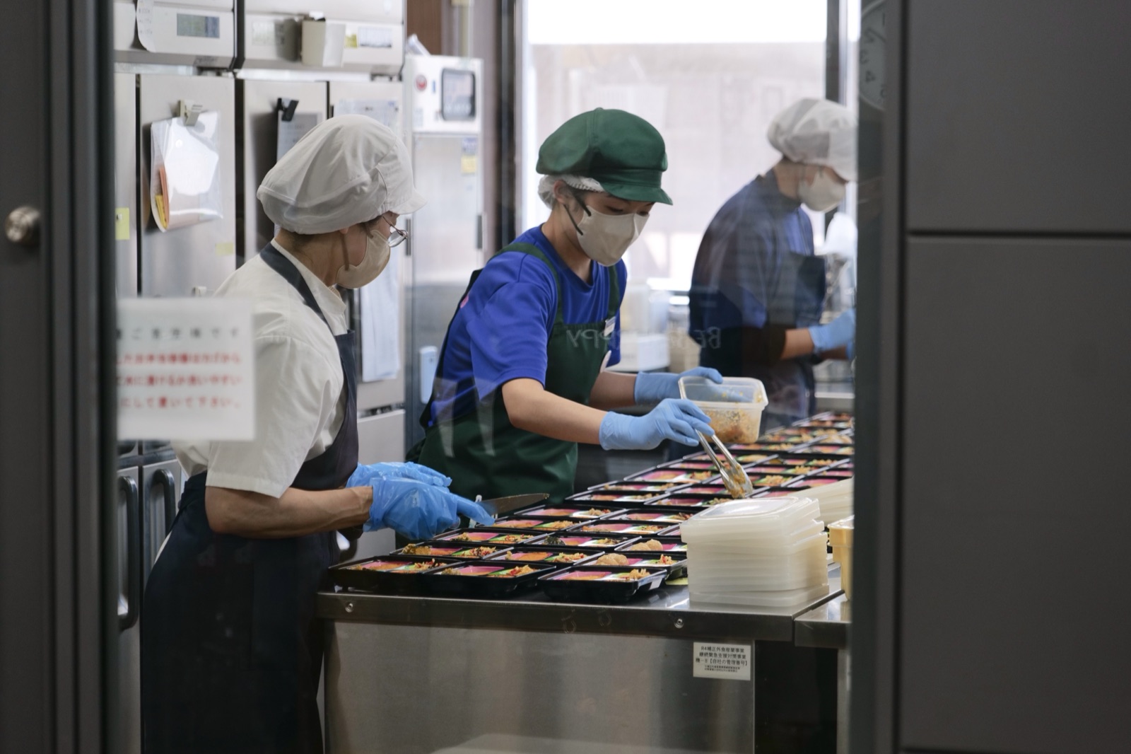 お弁当の調理・盛り付け作業