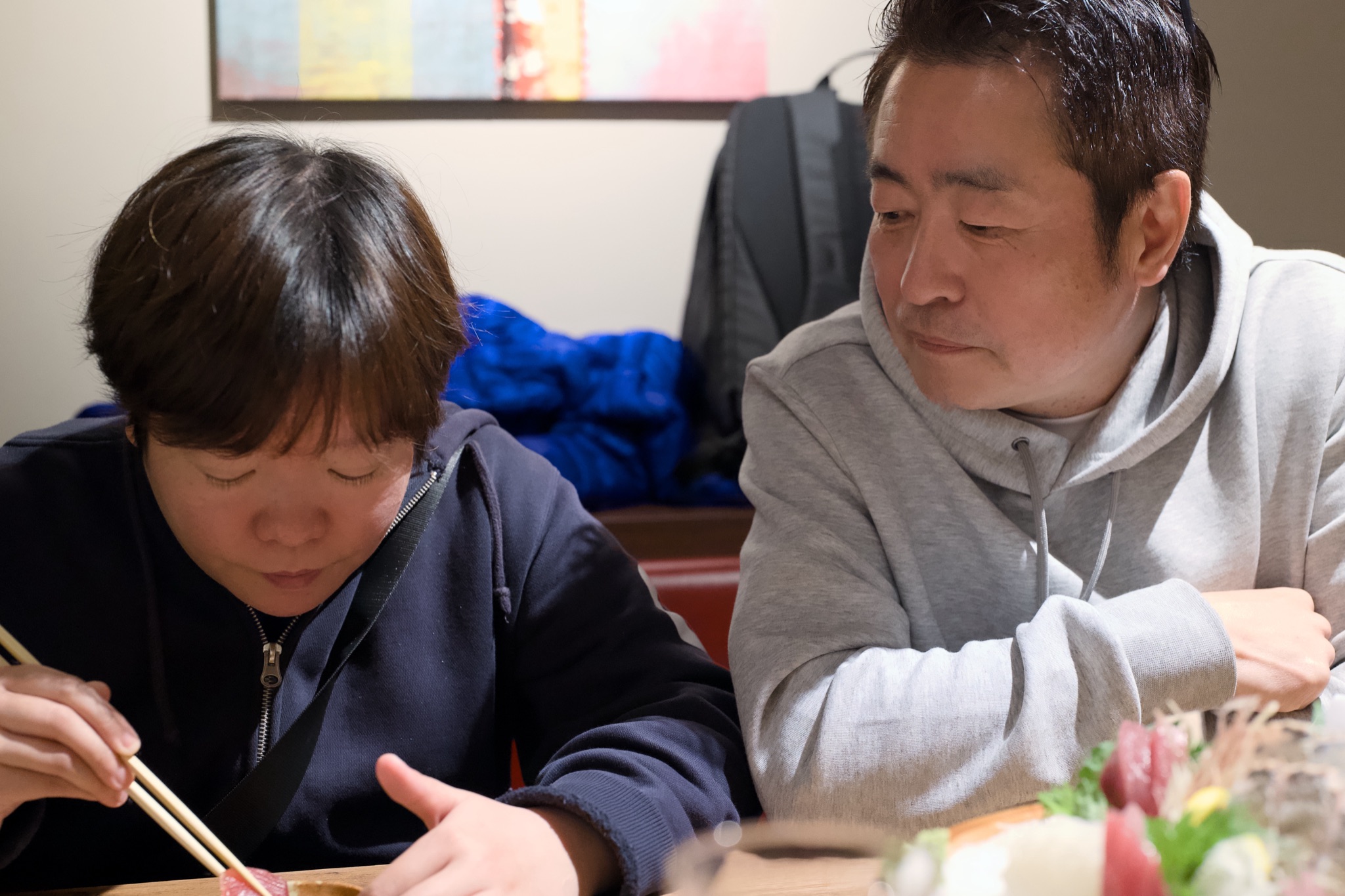 代表 斎藤忠孝と娘さんが食事を共にする様子